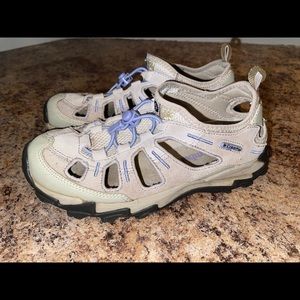 Women’s Columbia size 7.5